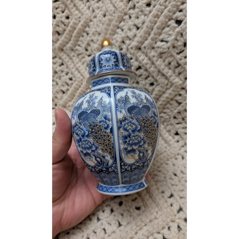 Blue and White Porcelain Decorative Ginger Jar with Gold Accent